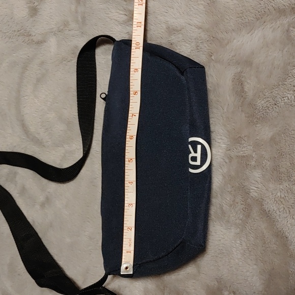 Levi's Unisex Sling Crossbody Belt Bag - Picture 9 of 10